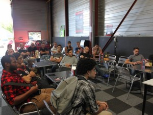 Tous les pilotes écoutent attentivement Romain pendant le briefing