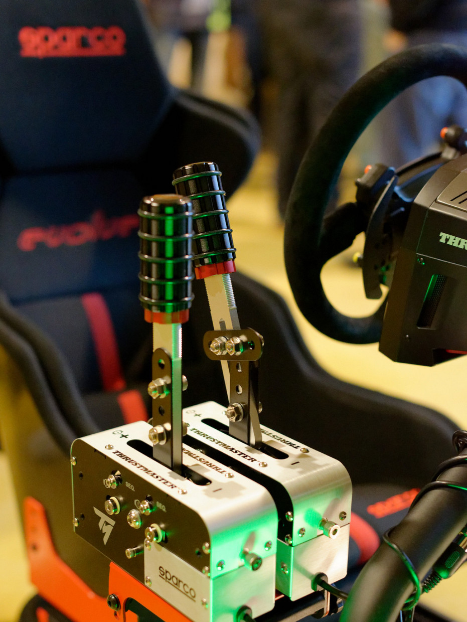 Apercu Thrustmaster TSS Handbrake Sparco Mod : Frein à main et