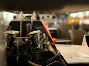 Le fameux moteur Ford Corworth DFV sur la McLaren n°7 de John Watson