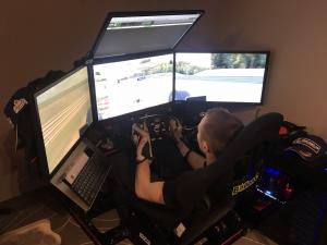 Cédric dans son simulateur JCL Simracing  qu'il a personnalisé 