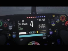 Zoom sur le volant de F1 2018, avec les informations indispensables. Températures des pneus, mode activé de l'ERS, état de la regénération de Frein (B) et du Turbo (H), carburant restant, marge en tour pour finir, la course, et temps au tour. C'est complet !