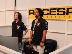 Les commentateurs RaceSpot en plein stream, ils sont vraiment un part de la réussite du show