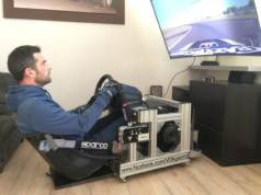 Assis dans le cockpit, Pierre nous montre sa position de conduite